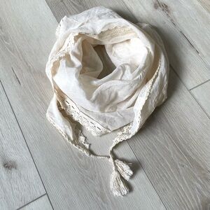 (SOLD) BIRDIE’S NEST Cream Cotton Lightweight Triangle Scarf Embroidered Tassels